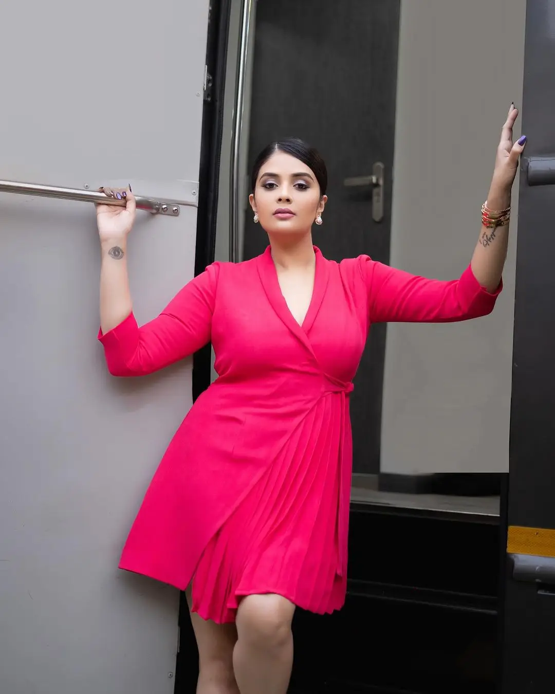 Gemini TV Anchor Sreemukhi Long Legs Show in Pink Skirt